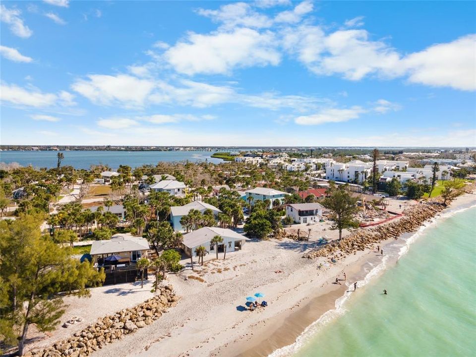 На продажу: $1,200,000 (0.43 acres)