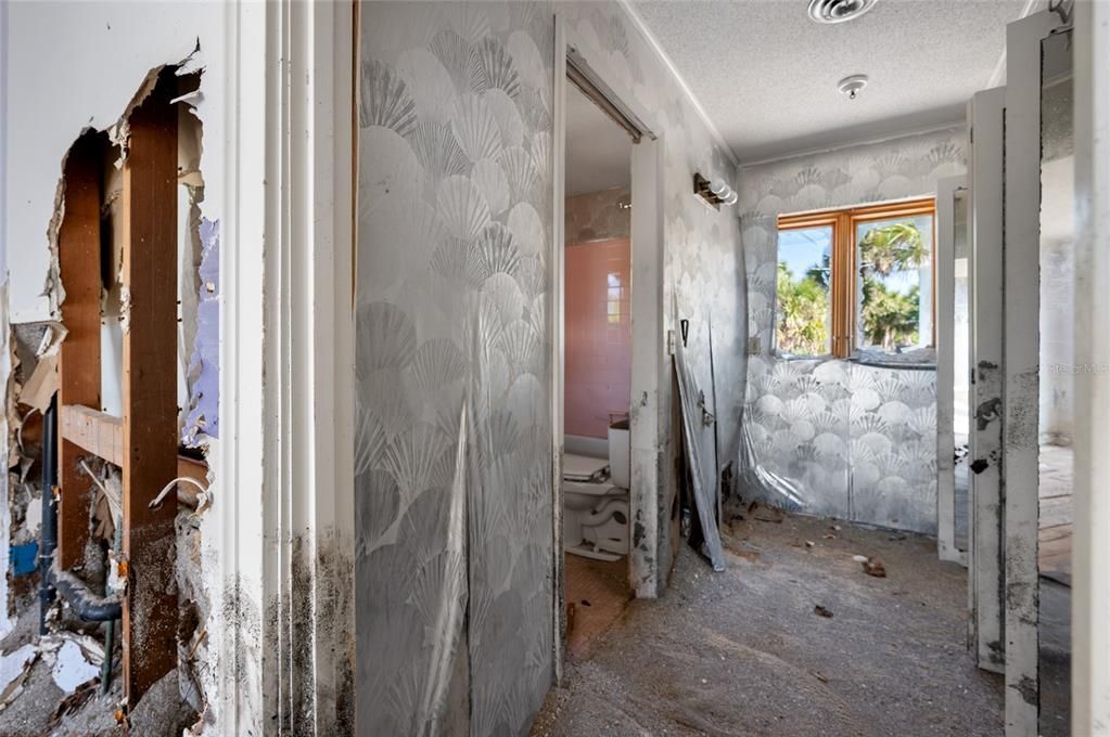 На продажу: $1,200,000 (0.43 acres)