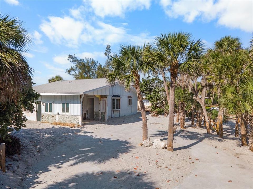 На продажу: $1,200,000 (0.43 acres)