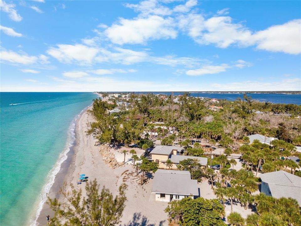 На продажу: $1,200,000 (0.43 acres)