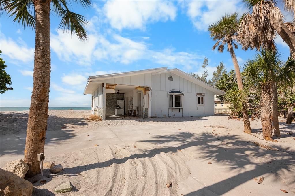 На продажу: $1,200,000 (0.43 acres)