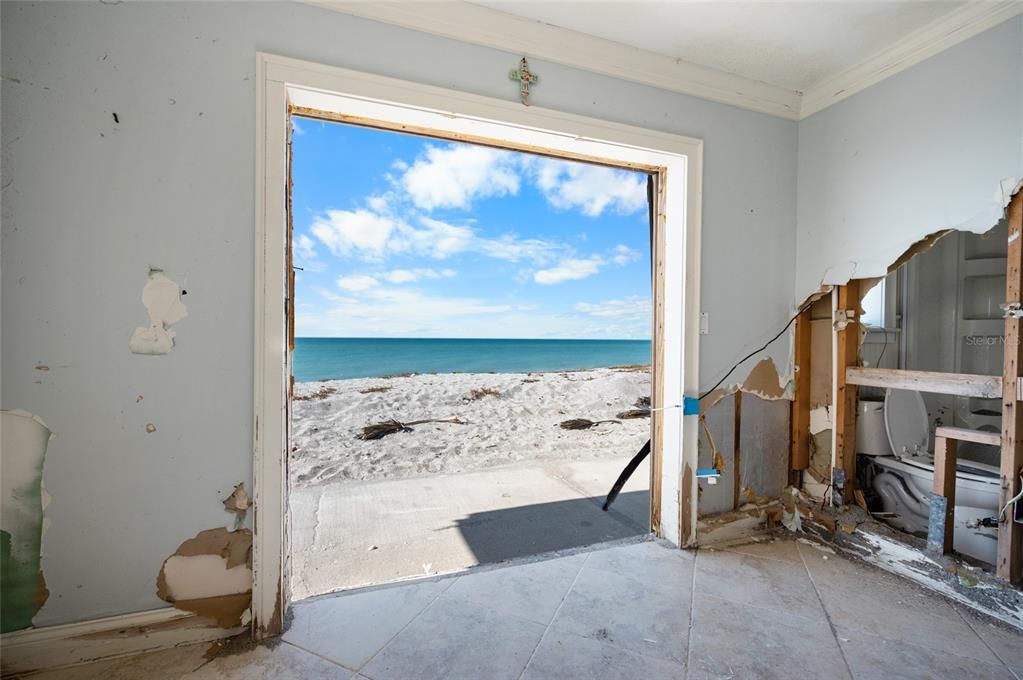 На продажу: $1,200,000 (0.43 acres)