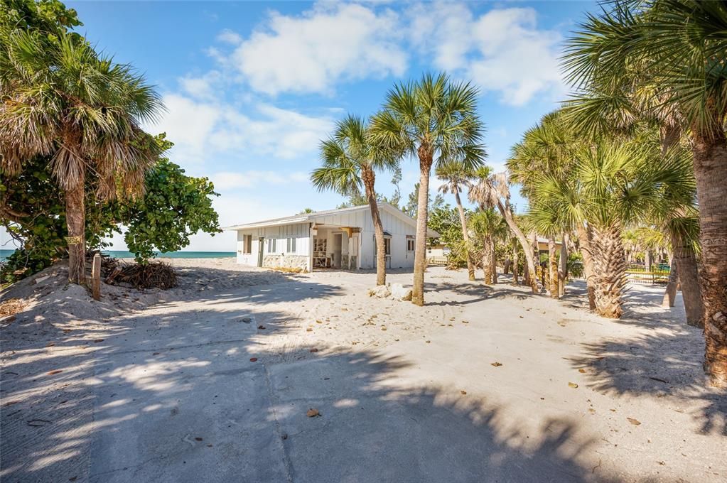 На продажу: $1,200,000 (0.43 acres)