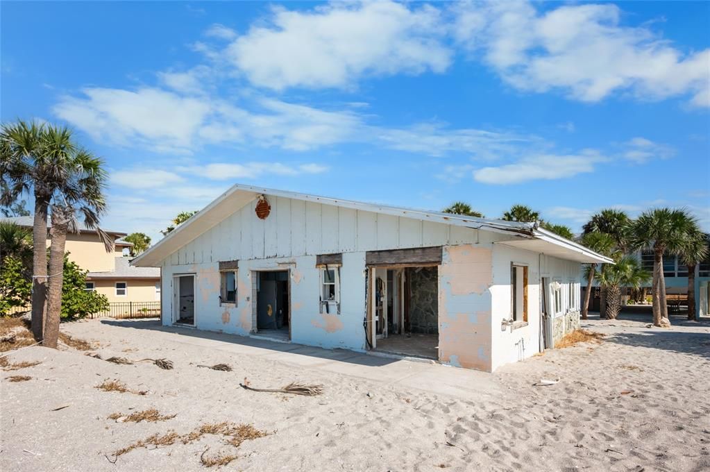 На продажу: $1,200,000 (0.43 acres)