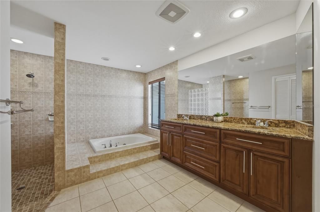For Sale: $1,599,000 (4 beds, 2 baths, 2913 Square Feet)