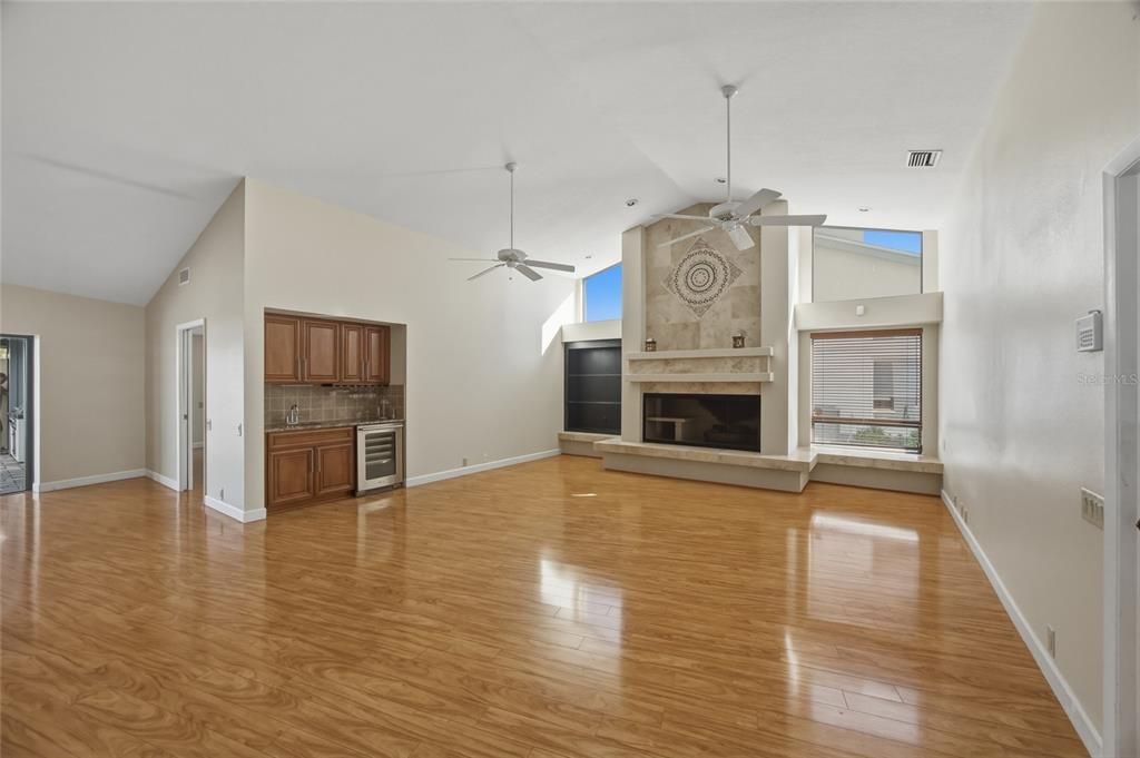 For Sale: $1,599,000 (4 beds, 2 baths, 2913 Square Feet)