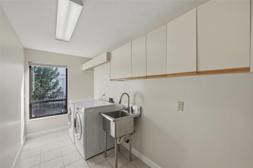 For Sale: $1,599,000 (4 beds, 2 baths, 2913 Square Feet)
