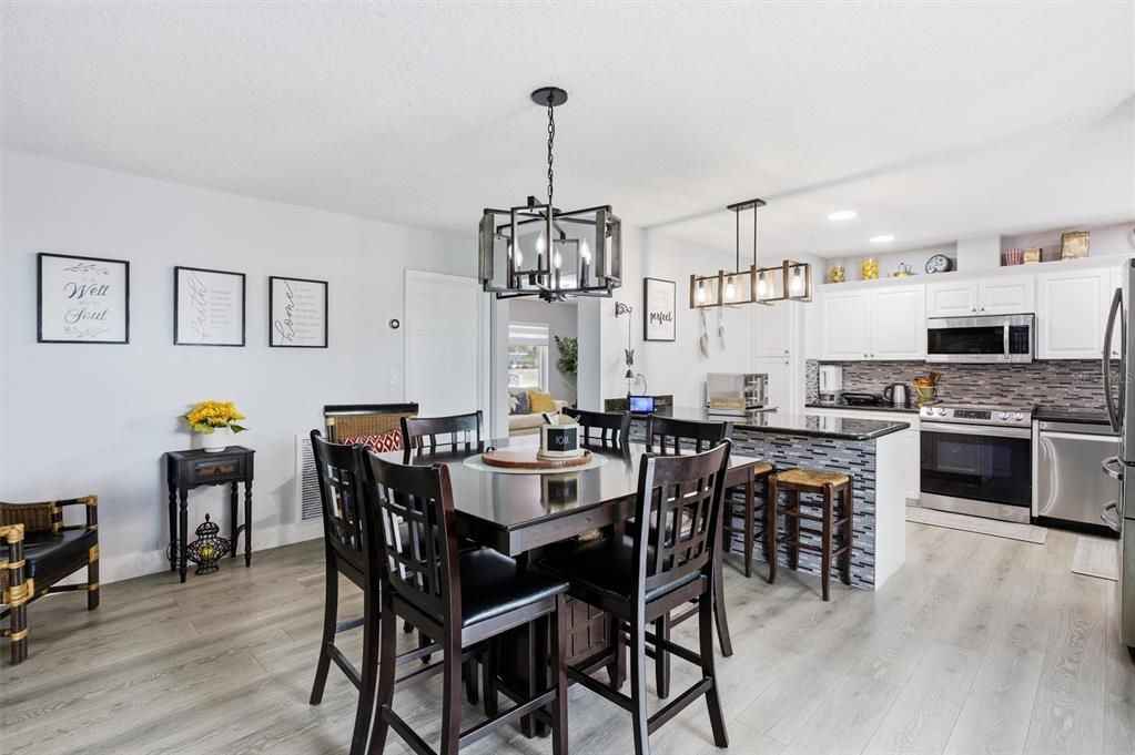 En Venta: $899,000 (4 camas, 3 baños, 2358 Pies cuadrados)