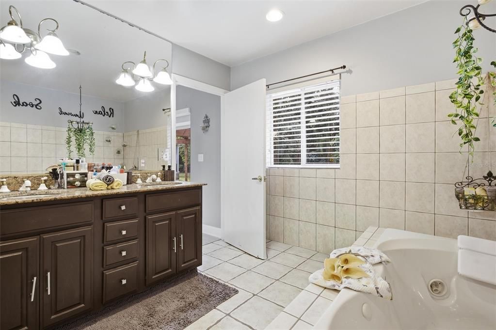 En Venta: $899,000 (4 camas, 3 baños, 2358 Pies cuadrados)