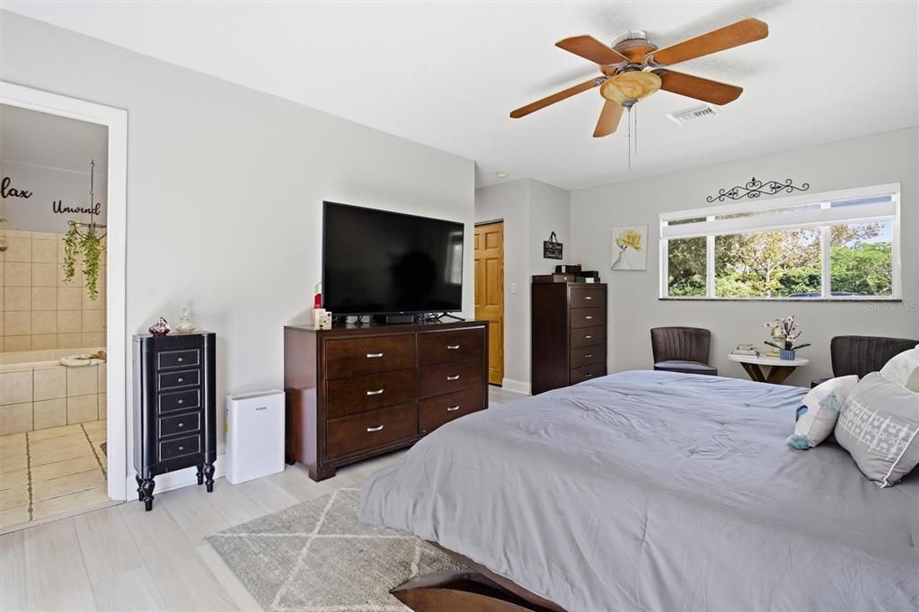 En Venta: $899,000 (4 camas, 3 baños, 2358 Pies cuadrados)