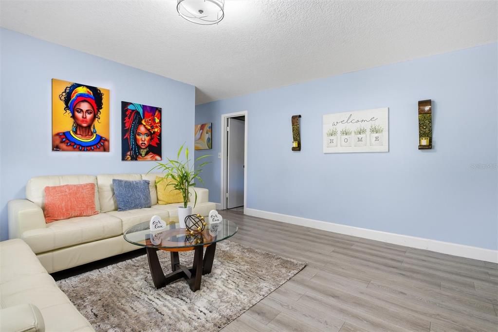 En Venta: $899,000 (4 camas, 3 baños, 2358 Pies cuadrados)