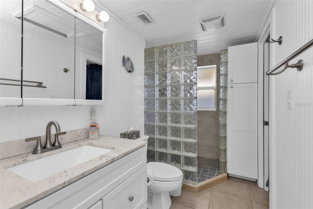 For Sale: $240,000 (1 beds, 1 baths, 777 Square Feet)