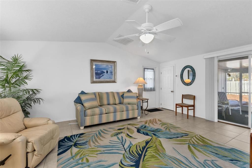 For Sale: $240,000 (1 beds, 1 baths, 777 Square Feet)