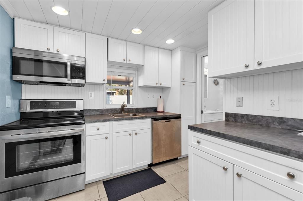For Sale: $240,000 (1 beds, 1 baths, 777 Square Feet)