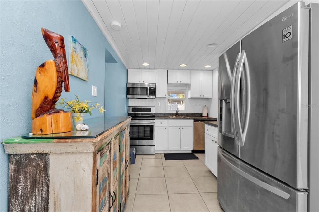 For Sale: $240,000 (1 beds, 1 baths, 777 Square Feet)