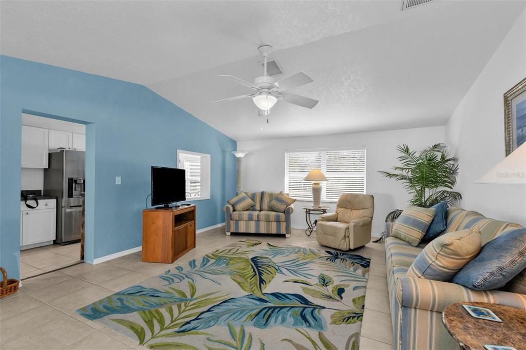 For Sale: $240,000 (1 beds, 1 baths, 777 Square Feet)