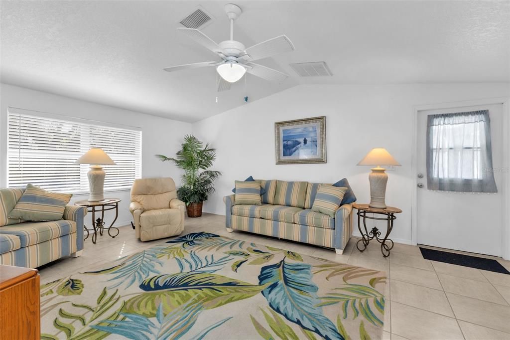 For Sale: $240,000 (1 beds, 1 baths, 777 Square Feet)