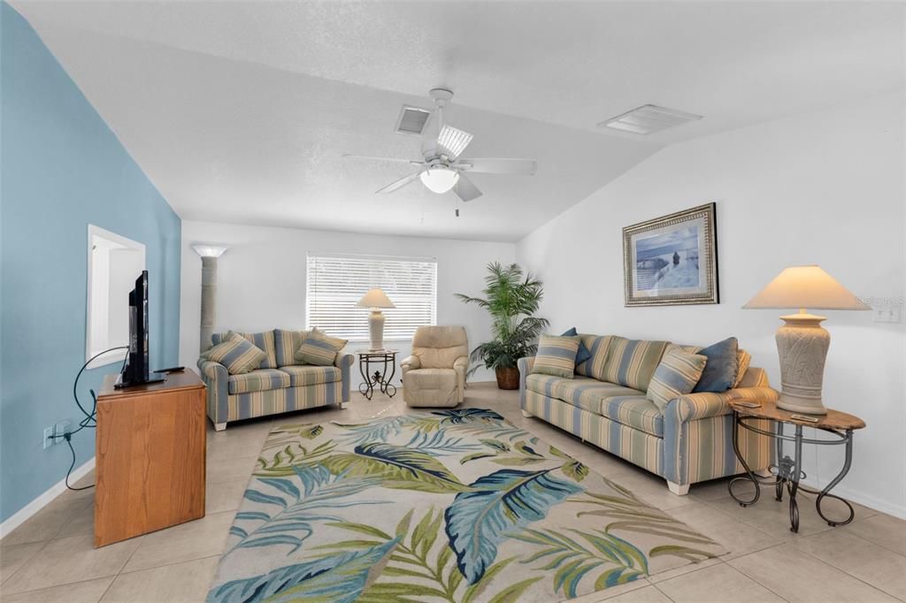 For Sale: $240,000 (1 beds, 1 baths, 777 Square Feet)