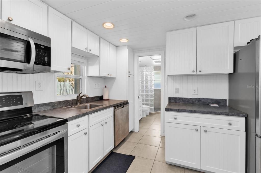 For Sale: $240,000 (1 beds, 1 baths, 777 Square Feet)