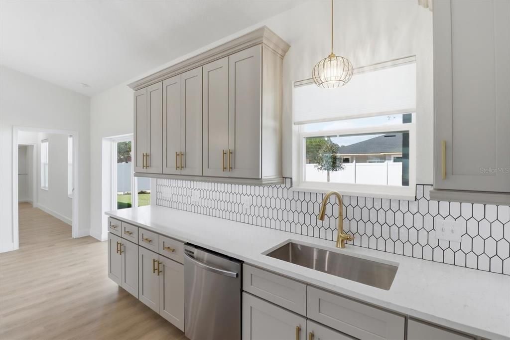 На продажу: $429,900 (3 спален, 2 ванн, 1835 Квадратных фут)