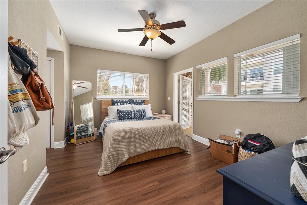 For Sale: $225,000 (1 beds, 1 baths, 582 Square Feet)