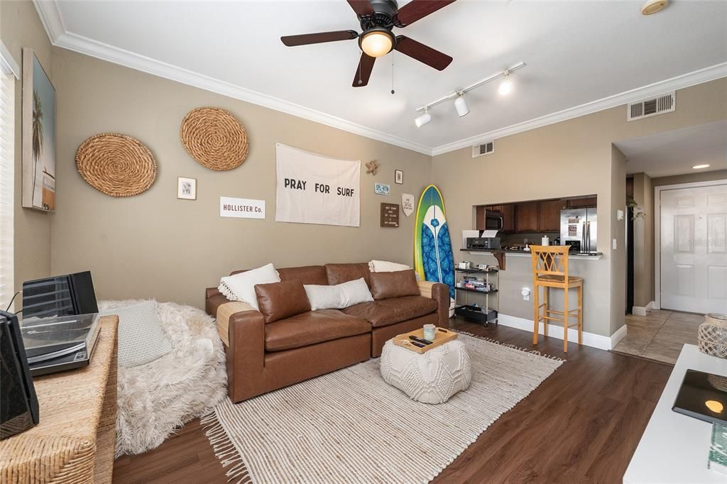 For Sale: $225,000 (1 beds, 1 baths, 582 Square Feet)