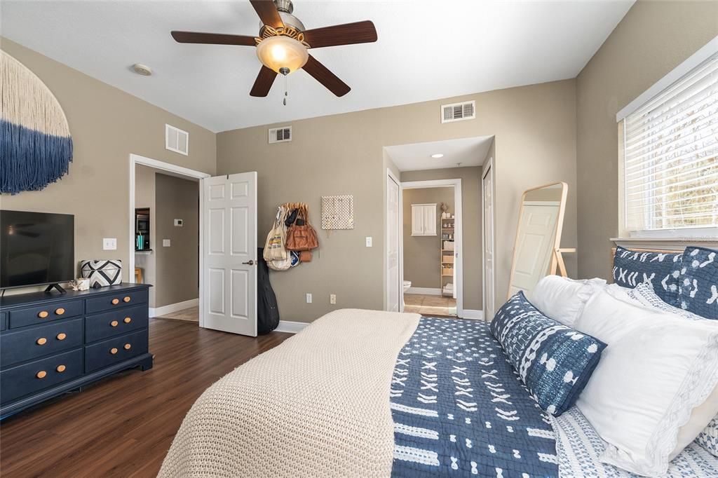 For Sale: $225,000 (1 beds, 1 baths, 582 Square Feet)