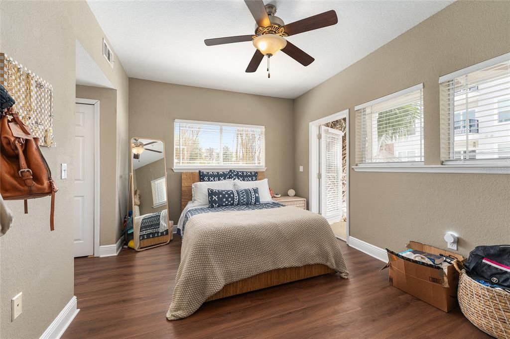 For Sale: $225,000 (1 beds, 1 baths, 582 Square Feet)