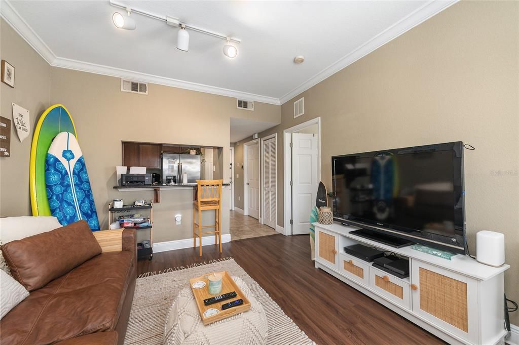 For Sale: $225,000 (1 beds, 1 baths, 582 Square Feet)