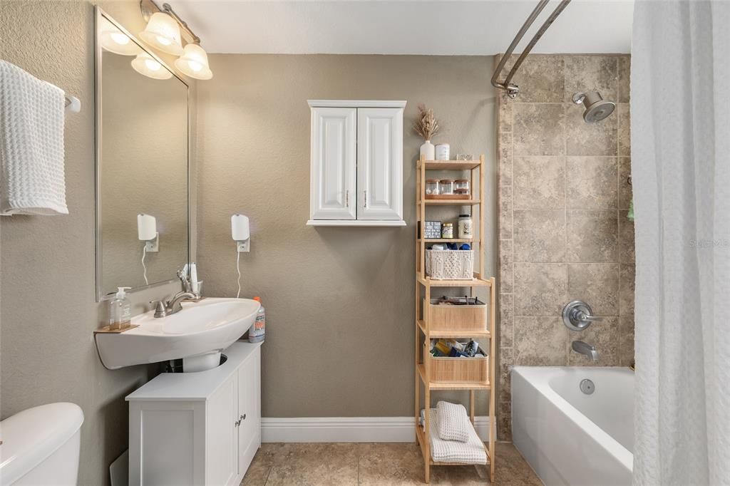 For Sale: $225,000 (1 beds, 1 baths, 582 Square Feet)