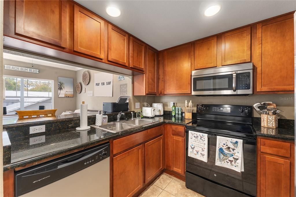 For Sale: $225,000 (1 beds, 1 baths, 582 Square Feet)