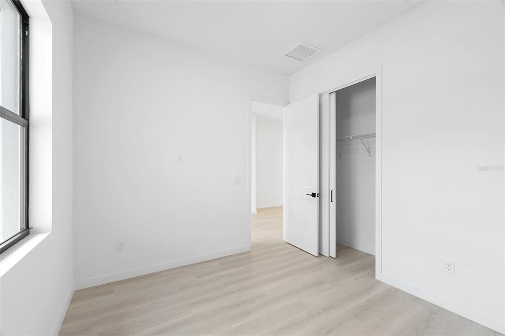 Под контрактом: $455,000 (4 спален, 2 ванн, 1990 Квадратных фут)