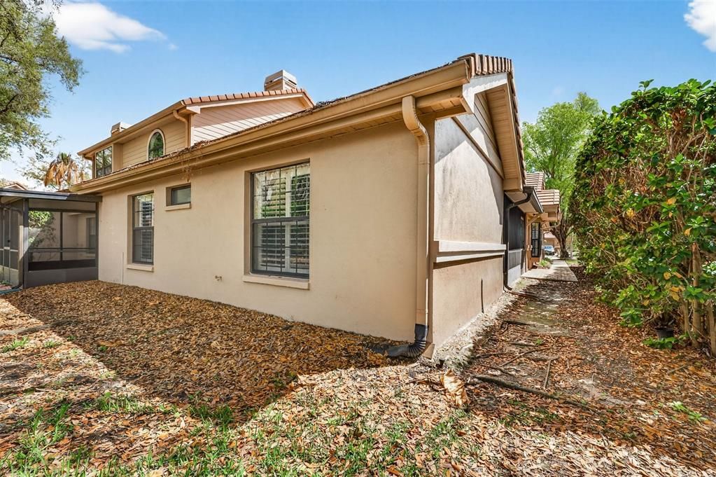 Под контрактом: $329,999 (3 спален, 2 ванн, 1670 Квадратных фут)