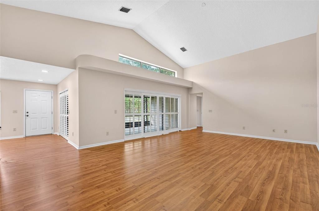 Под контрактом: $329,999 (3 спален, 2 ванн, 1670 Квадратных фут)