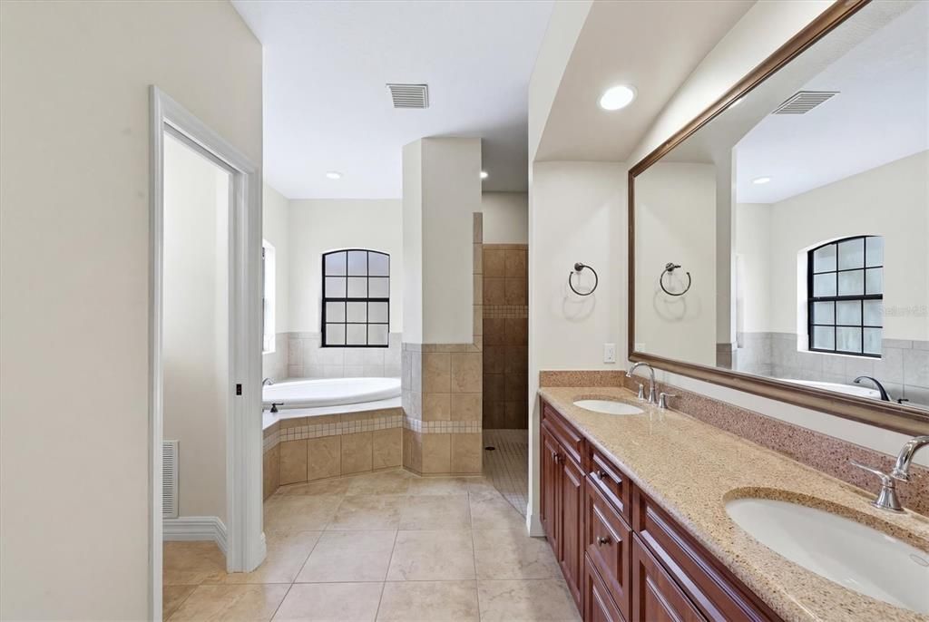 Activo con contrato: $559,800 (3 camas, 2 baños, 2116 Pies cuadrados)