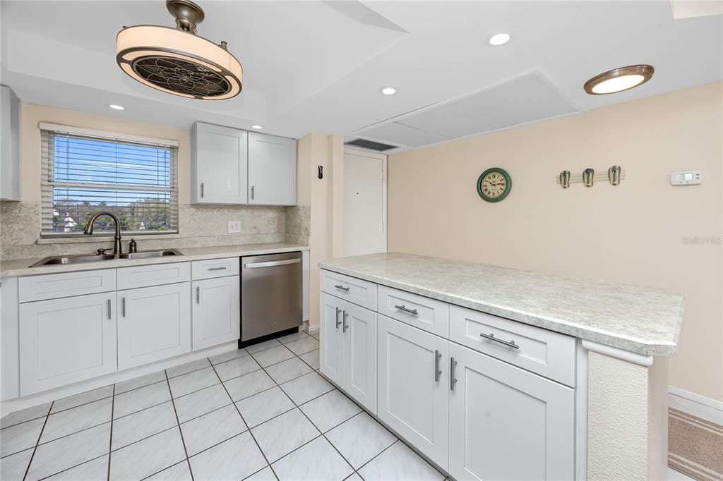 Activo con contrato: $215,000 (2 camas, 2 baños, 970 Pies cuadrados)