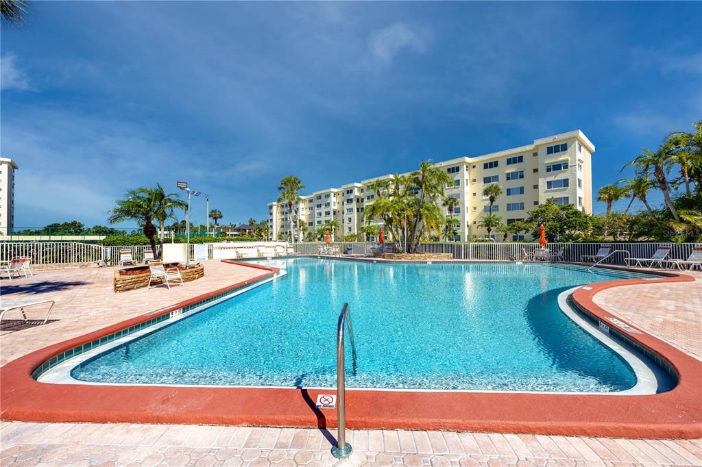 Activo con contrato: $215,000 (2 camas, 2 baños, 970 Pies cuadrados)