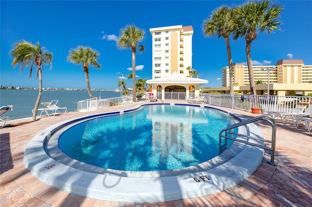 Activo con contrato: $215,000 (2 camas, 2 baños, 970 Pies cuadrados)