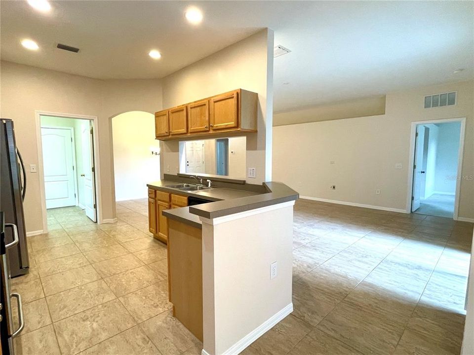 Под контрактом: $2,075 (3 спален, 2 ванн, 1545 Квадратных фут)