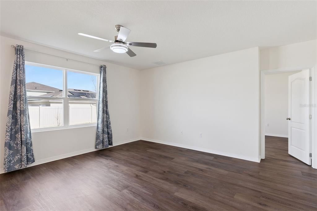Activo con contrato: $465,000 (5 camas, 3 baños, 2807 Pies cuadrados)