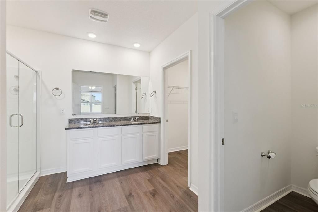 Activo con contrato: $465,000 (5 camas, 3 baños, 2807 Pies cuadrados)