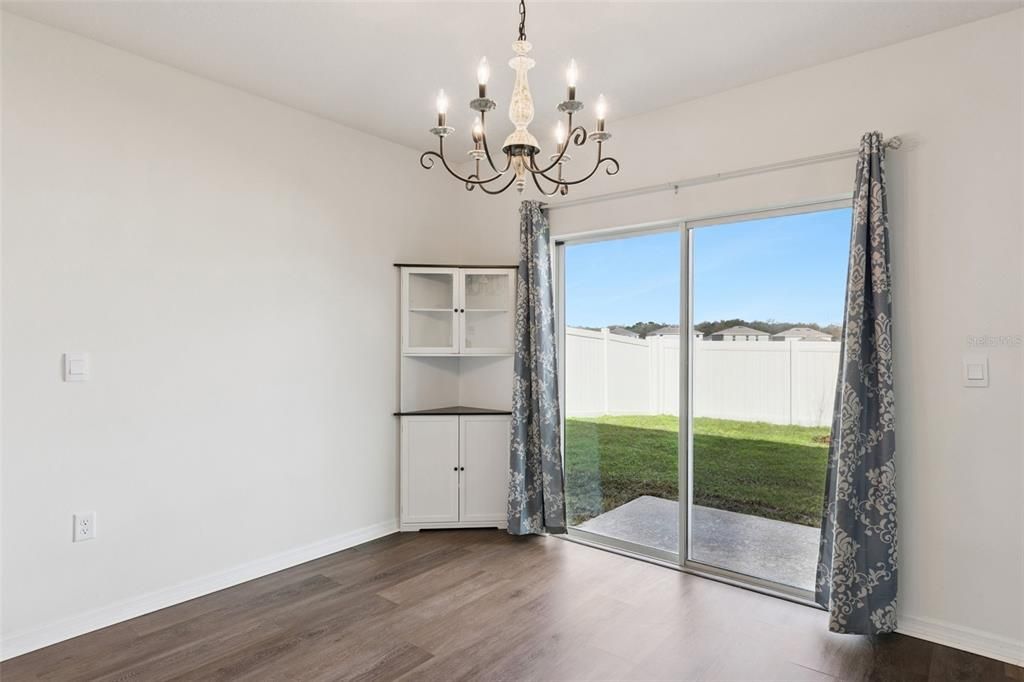 Activo con contrato: $465,000 (5 camas, 3 baños, 2807 Pies cuadrados)
