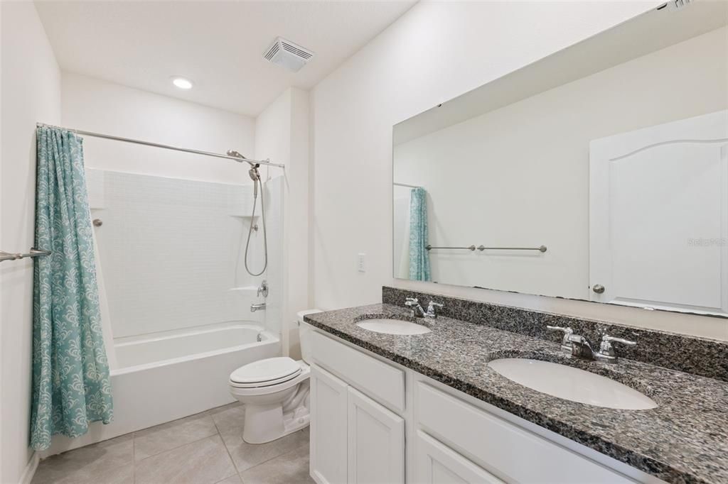 Activo con contrato: $465,000 (5 camas, 3 baños, 2807 Pies cuadrados)