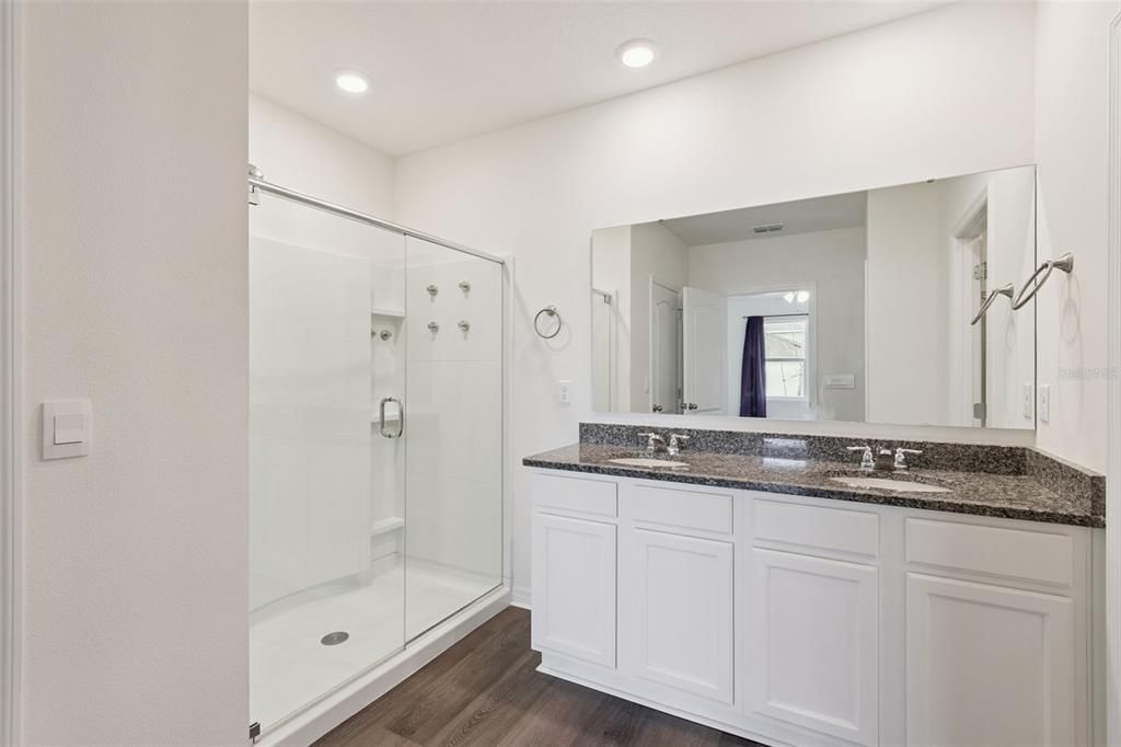 Activo con contrato: $465,000 (5 camas, 3 baños, 2807 Pies cuadrados)