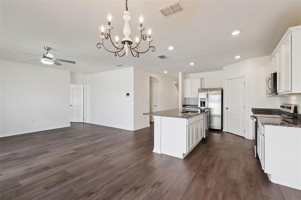 Activo con contrato: $465,000 (5 camas, 3 baños, 2807 Pies cuadrados)