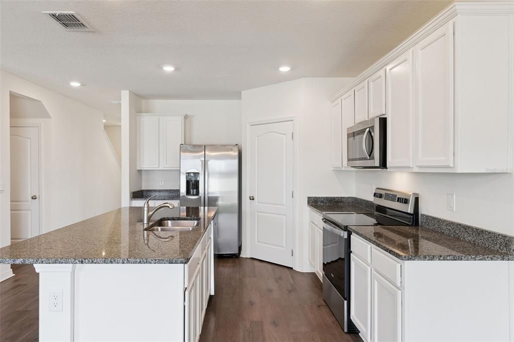 Activo con contrato: $465,000 (5 camas, 3 baños, 2807 Pies cuadrados)