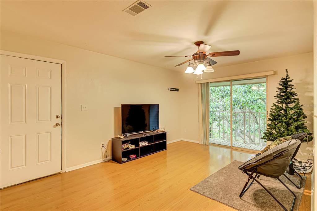 For Sale: $109,500 (1 beds, 1 baths, 576 Square Feet)