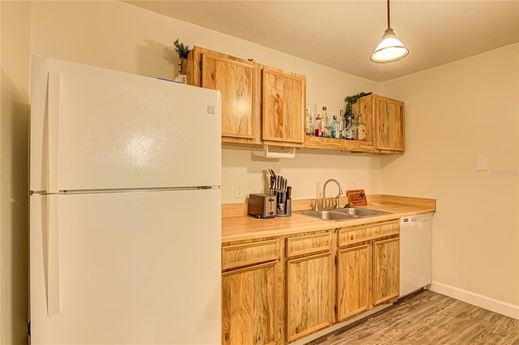 For Sale: $109,500 (1 beds, 1 baths, 576 Square Feet)