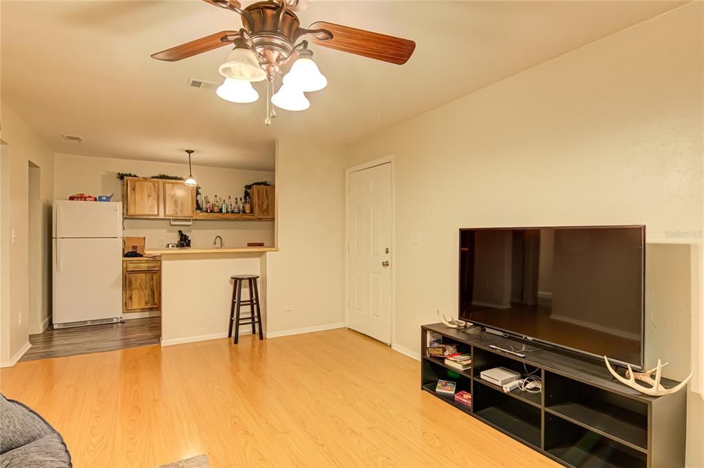 For Sale: $109,500 (1 beds, 1 baths, 576 Square Feet)