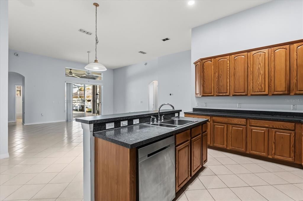 En Venta: $575,000 (5 camas, 4 baños, 3484 Pies cuadrados)